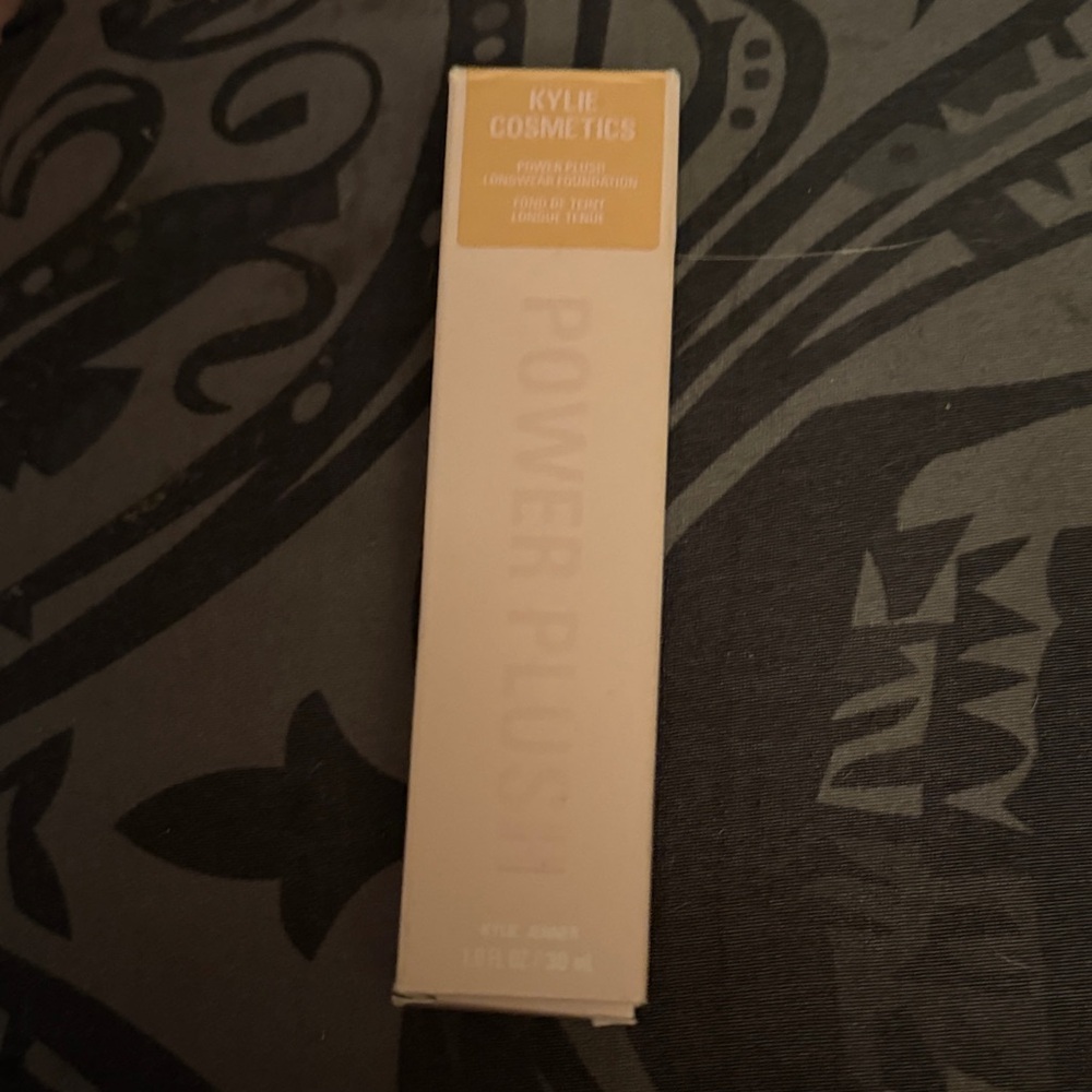 Kylie Cosmetics Power Plush Foundation shade 3C